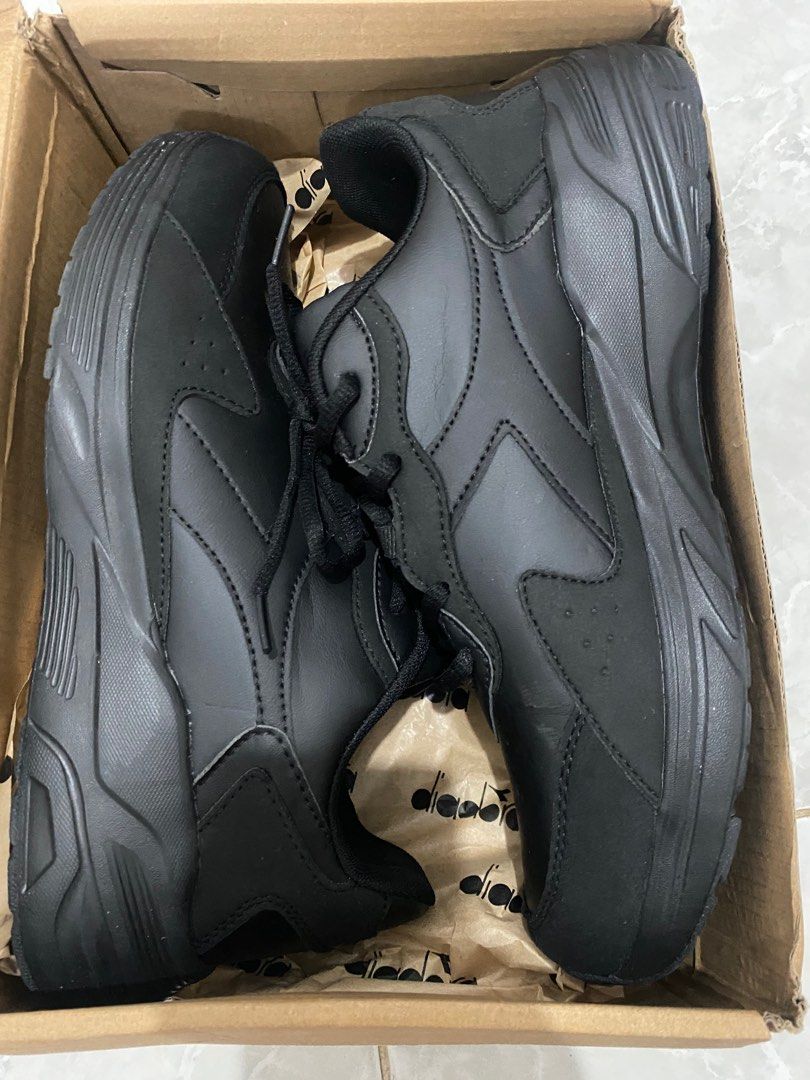 Sepatu diadora Full black Fesyen Pria Sepatu Sneakers di Carousell