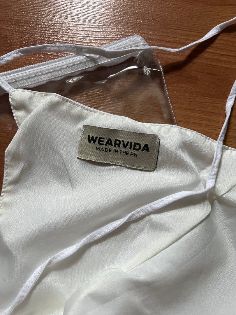Wear Vida top (Category: Others Tops) located in Muntinlupa City. Submitted by cssndrax (Listing ID 1323976698, Image 3). Description: No flaws Wore once.