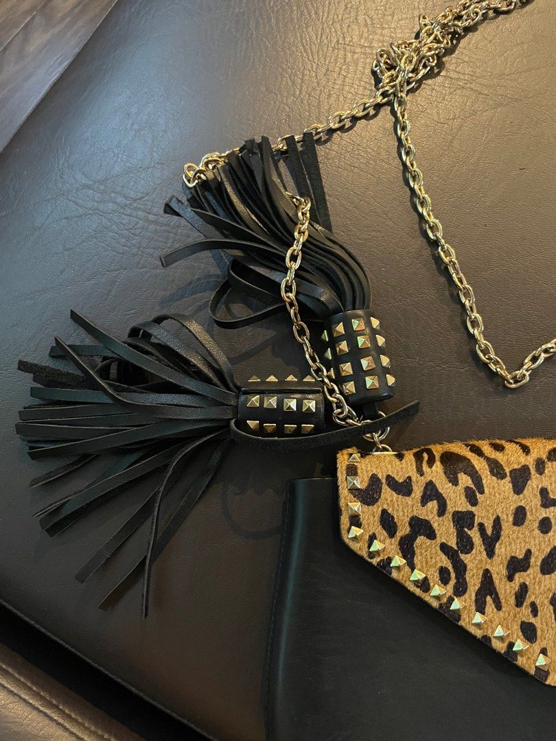 Zara black and leopard sling bag on chain (Category: Cross-body Bags) located in Pasig City. Submitted by ilr17 (Listing ID 1323956228, Image 3). Description: Zara Chained sling bag on chain Clutch size .