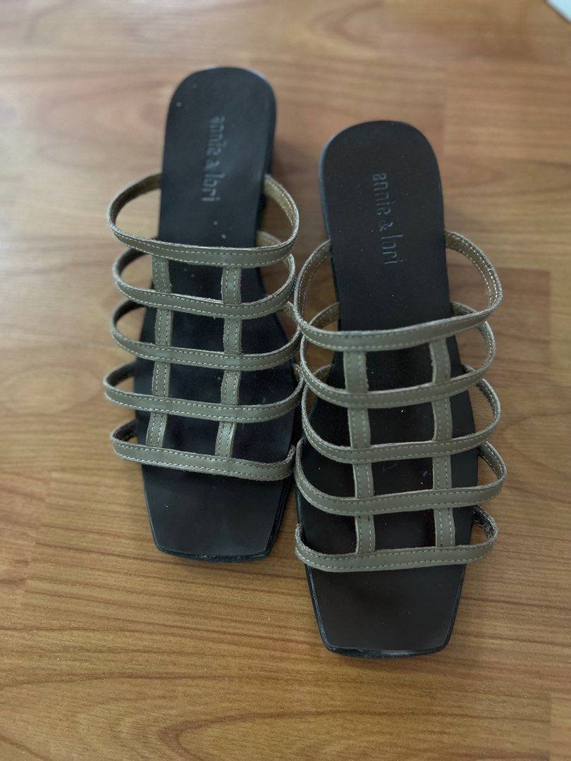 Annie & Lori Camilla Sandals size 80 (Category: Sandals) located in Marikina City. Submitted by cluttermatters (Listing ID 1324015656, Image 3). Description: Annie & Lori size 80 (24.3cm) Camilla Beige With box.