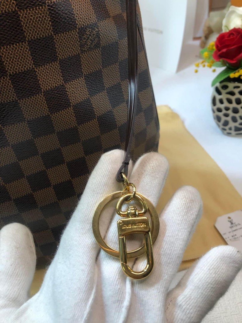 Authentic LV Delightful MM De 🤎 (Category: Luxury Bags & Wallets) located in Quezon City. Submitted by jhaediah (Listing ID 1324153256, Image 2). Description: 🪄💯% Authentic 🪄On hand 🪄Ready for shipping ••••••••••••••••••••••••••••••••••• Condition: 🔆This beautiful tote bag is in well used condition. Canvas is clean with tears, scratches or stains. Leather strap is beautiful and stiff with light scratches, wrinkly and minor wear on the glazi