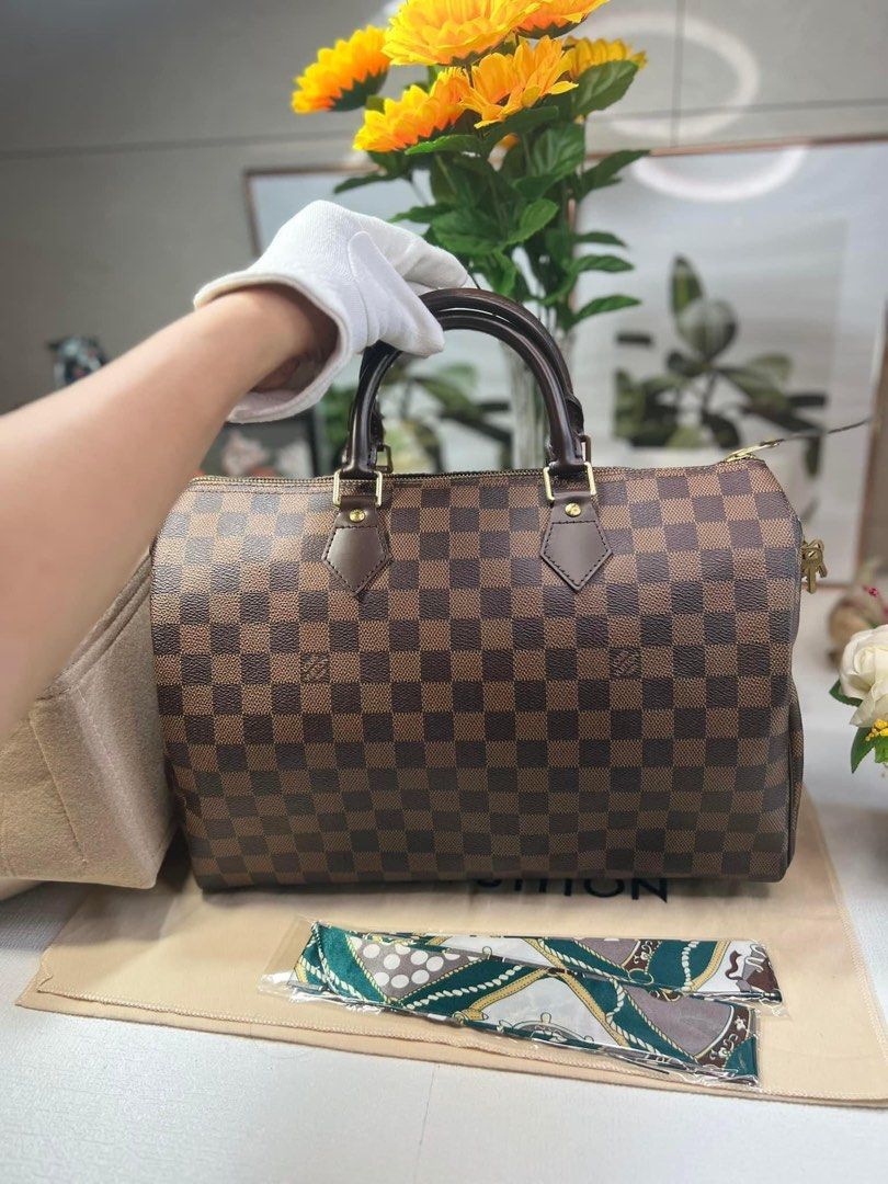 Authentic LV Speedy 35 DE (Category: Luxury Bags & Wallets) located in Quezon City. Submitted by jhaediah (Listing ID 1324153914, Image 1). Description: 🪄💯% Authentic 🪄On. Hand 🪄ready for shipping ** Condition: ⚜️Rank A / A+ ⚜️Exterior: In great condition and shape. Vibrant prints and stains free. No cracks or tears. Nothing to explain more ⚜️Handles are stiff and strong and in good condition and shape ⚜️Interior: Is clean and odorless ⚜️Hard