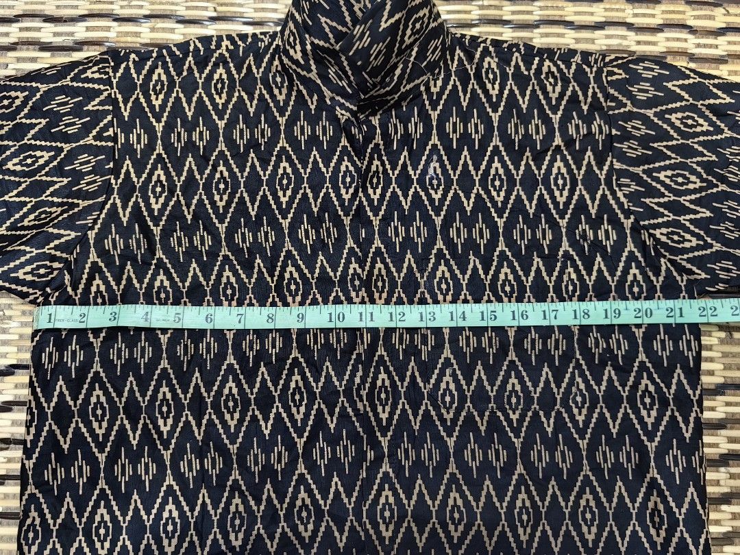 BAJU BATIK (Category: Formal Shirts) located in Skudai. Submitted by gerobokduan (Listing ID 1324128621, Image 2). Description: BATIK CORAK SONGKET Ukuran manual : P22 L25 Saiz L sedap pakai Kondisi : BARU Harga : 40 nego sampai jadi DFOD.