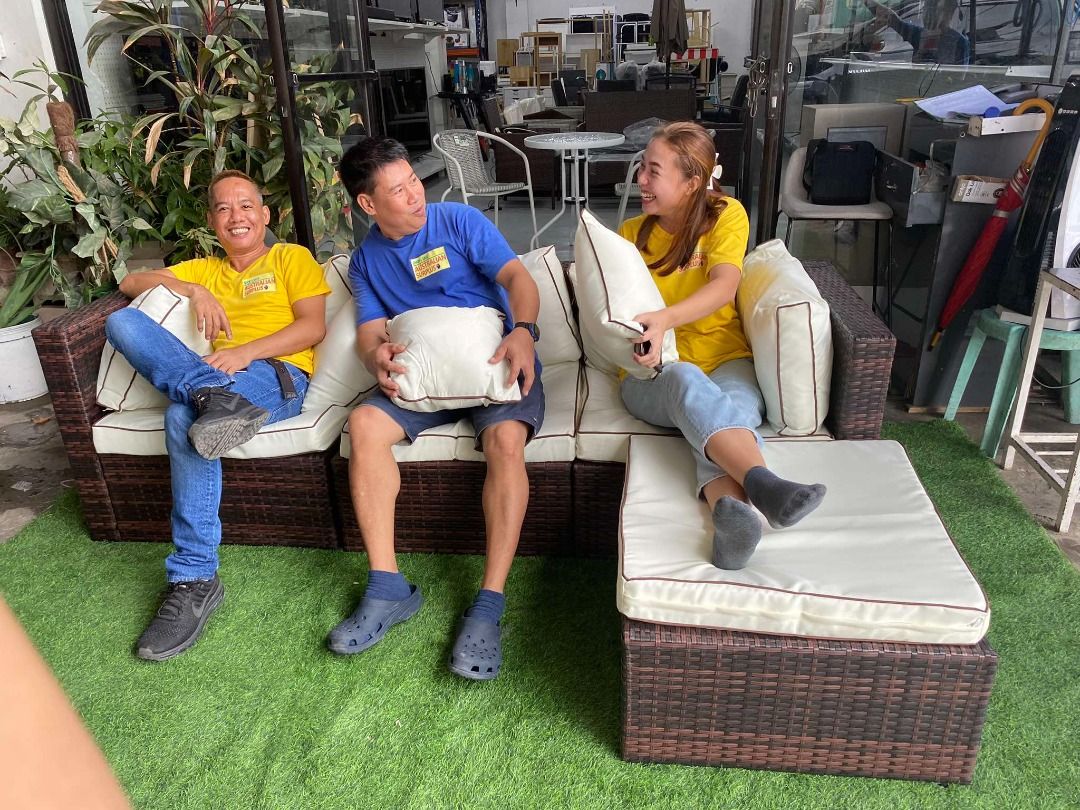 Hampton Corner Sofa (Category: Sofas) located in Muntinlupa City. Submitted by affordable_surplus.1 (Listing ID 1324013013, Image 2). Description: Hampton Corner Sofa P17,500 Inclusions: 3 section sofa, 1 ottoman, cushions and pillows Reine David-09611741423.