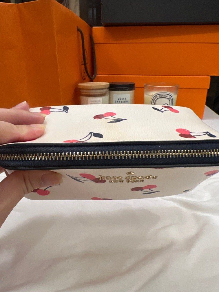 Kate Spade makeup pouch (Category: Purses & Pouches) located in Quezon City. Submitted by declutterwithanjc (Listing ID 1324133162, Image 3). Description: .