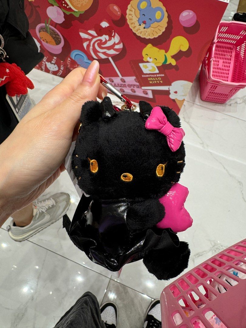 Kitty 50週年臺北 三麗鷗 黑皮 復刻特殊款, 書籍、休閒與玩具, 玩具、公仔、桌遊在旋轉拍賣