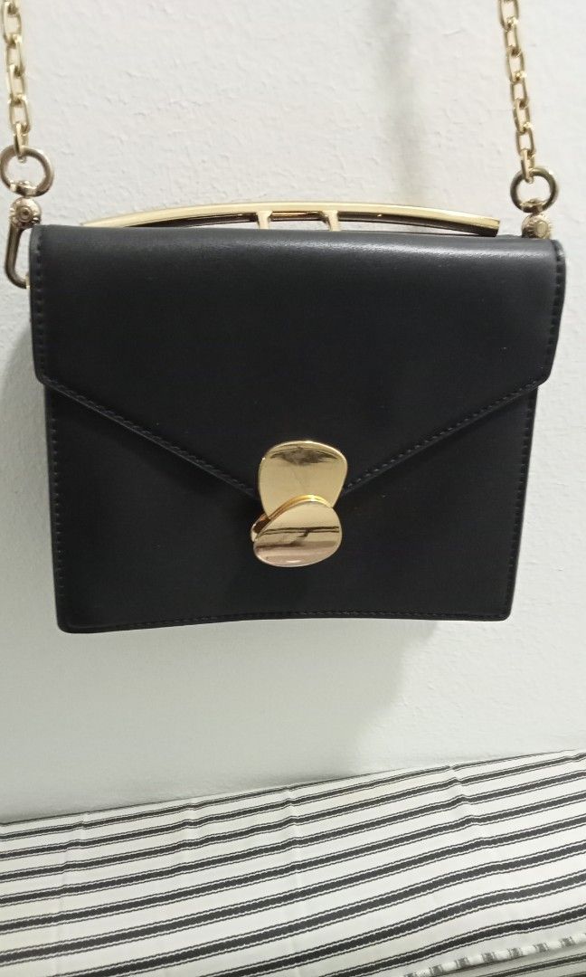Harga sling bag charles and keith discount