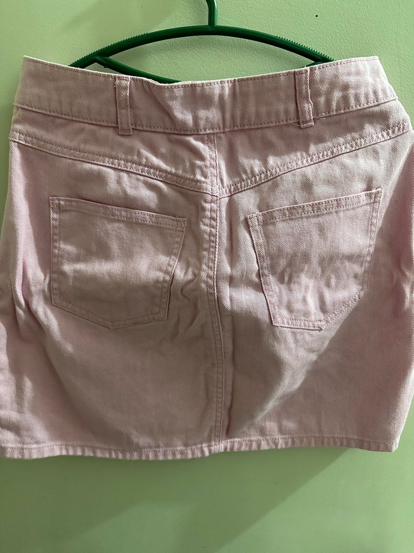 Terranova Denim Skirt (Category: Skirts) located in Quezon City. Submitted by quality.declutters (Listing ID 1324042160, Image 3). Description: - small on tag but can fit medium (for reference my waistline is 28 inches and hindi siya masikip) - no flaws good as new - in excellent condition used 3x only.