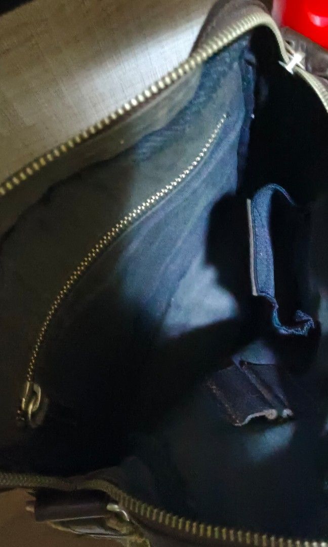 Unbrand Man Leather Sling Bag (Category: Sling Bags) located in Johor Bahru. Submitted by ejumpcorse (Listing ID 1324112778, Image 2). Description: Good condition preloved Item! Fully leather with 3 zipped compartment and 1 magnetic flip compartment at the back side. zipped all smooth no stuck issue. width 8 inch High 10 inch.