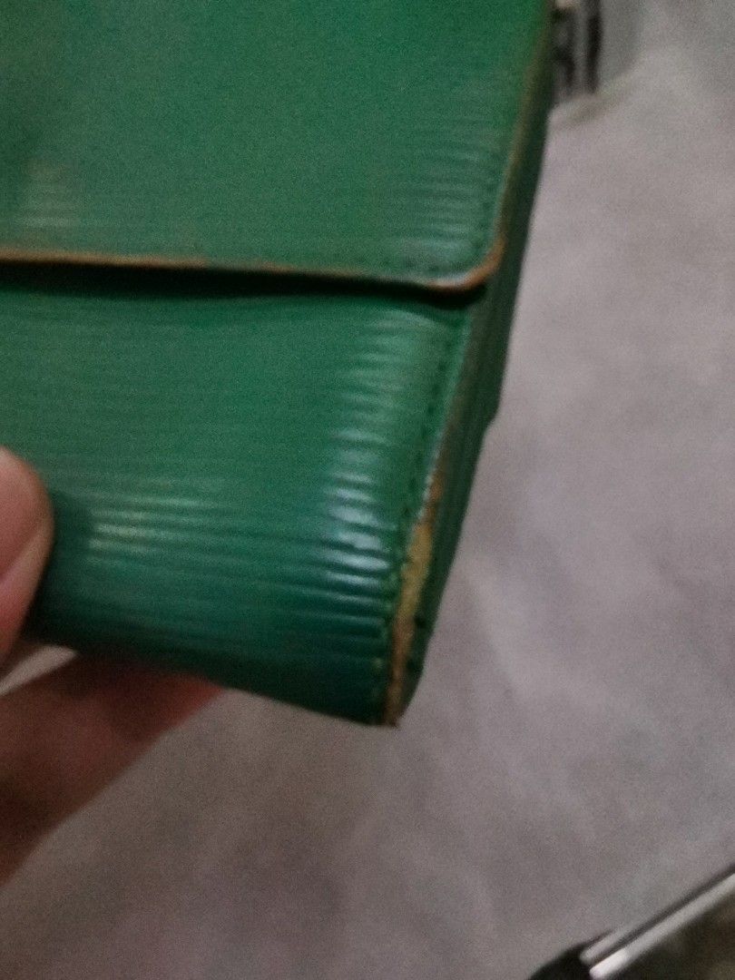💯% Authentic LV Epi Short Wallet (Category: Luxury Bags & Wallets) located in Paranaque City. Submitted by luxehuntsmla.bymari (Listing ID 1324363897, Image 3). Description: 💯% Authentic LV Green Epi Short Wallet 🔸Flaw: Corner rubs (some part are superficial only). Removed sticky parts in the bill compartment. 🔸Wallet only Php 2800 only 🔸All items posted are guaranteed authentic or your money-back if proven fake by a legitimate authenticator