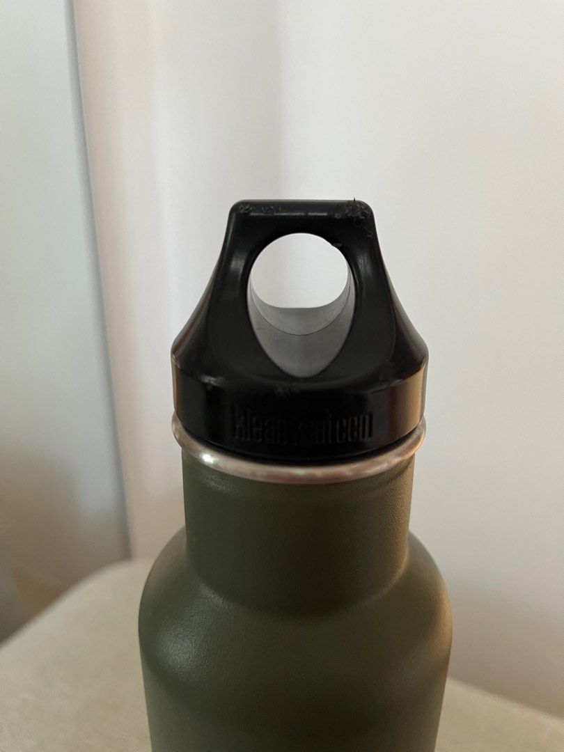 Authentic Green KLEEN KANTEEN 20oz (Category: Water Bottles & Tumblers) located in Muntinlupa City. Submitted by prelovedby.maria (Listing ID 1324238896, Image 3). Description: Pre-loved item- Please take note of a small dent barely noticeable .