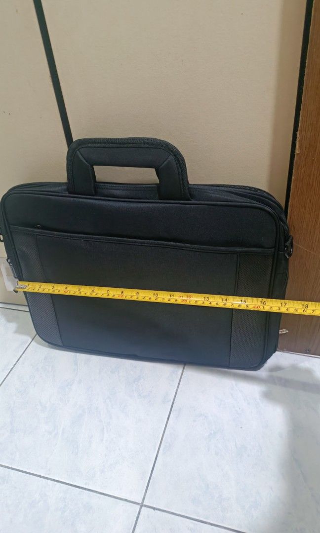 Computer bag (Category: Laptop Bags & Sleeves) located in Seri Kembangan. Submitted by refcom (Listing ID 1324367668, Image 2). Description: Carver fabric.