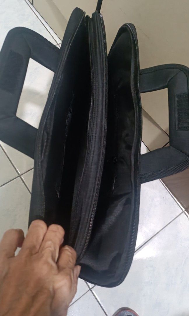 Computer bag (Category: Laptop Bags & Sleeves) located in Seri Kembangan. Submitted by refcom (Listing ID 1324367668, Image 3). Description: Carver fabric.