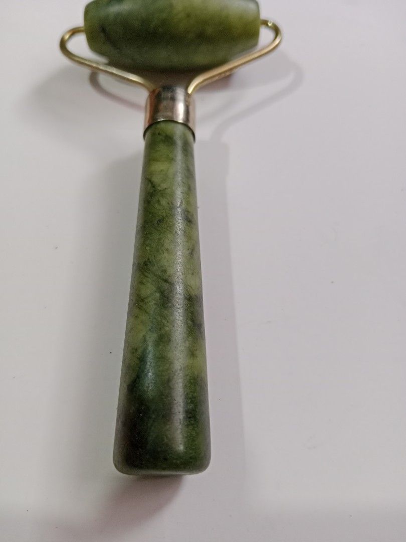 Face roller (Category: Face Care) located in Tabaco. Submitted by fritznicoleshoppe (Listing ID 1324186278, Image 3). Description: face roller. not sure if real JADE. malamig po sya. Selling as is..