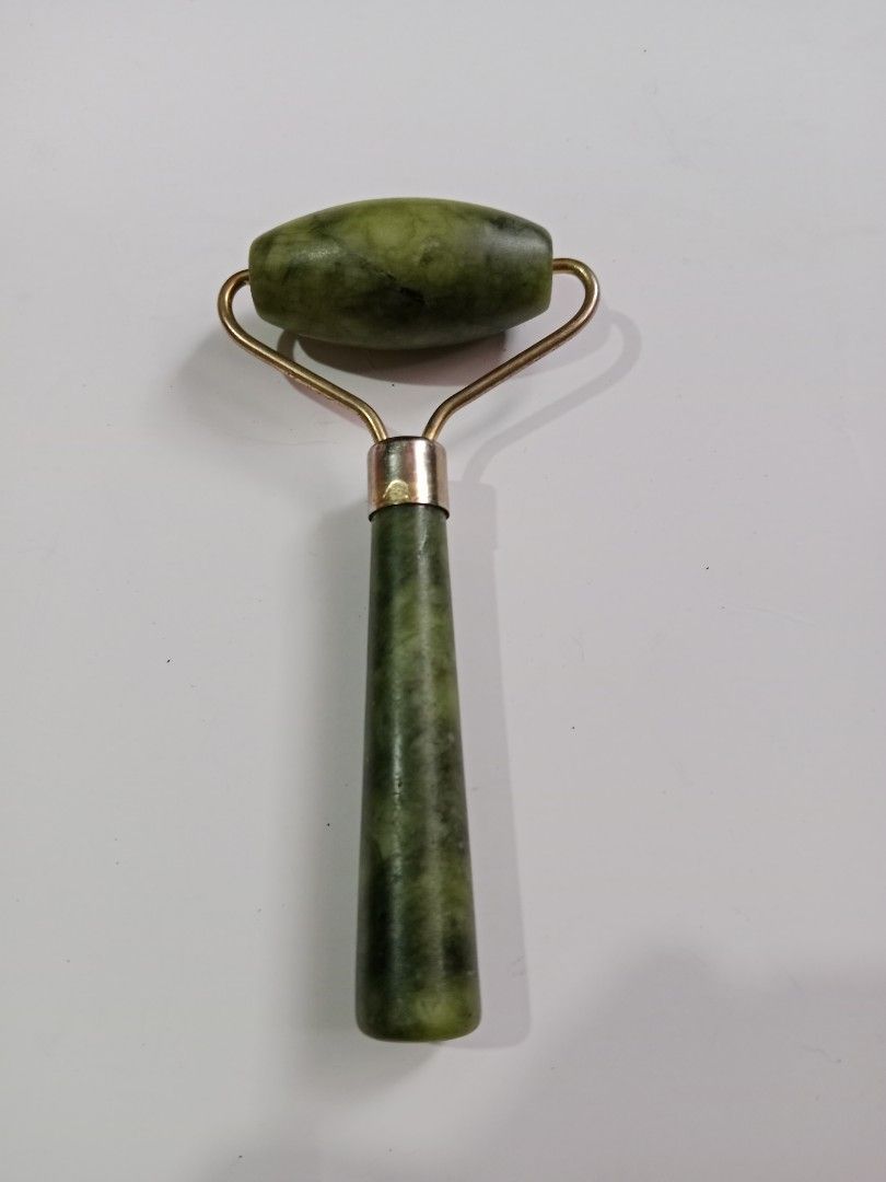 Face roller (Category: Face Care) located in Tabaco. Submitted by fritznicoleshoppe (Listing ID 1324186278, Image 2). Description: face roller. not sure if real JADE. malamig po sya. Selling as is..