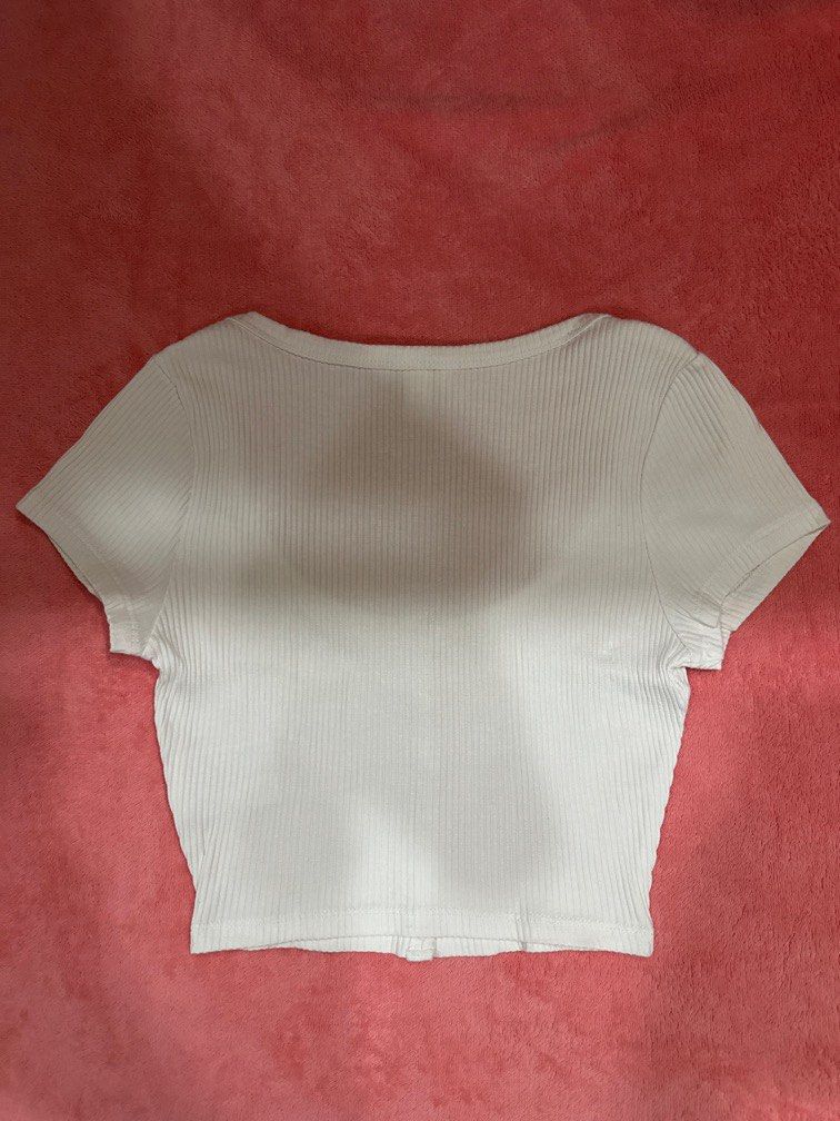 H&M White Crop Top (Category: Others Tops) located in Baguio. Submitted by _matchalattee (Listing ID 1324301882, Image 2). Description: Size: XS - Small Brand: H&M MOP: Gcash or MetroBank.