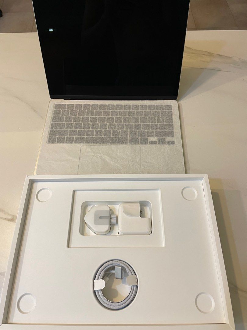 Apple MacBook Air M2本体 スターライト 16GB 256GB 13インチMacBook Air [整備済製品] 8コアCPUと8コアGPUを搭載したApple