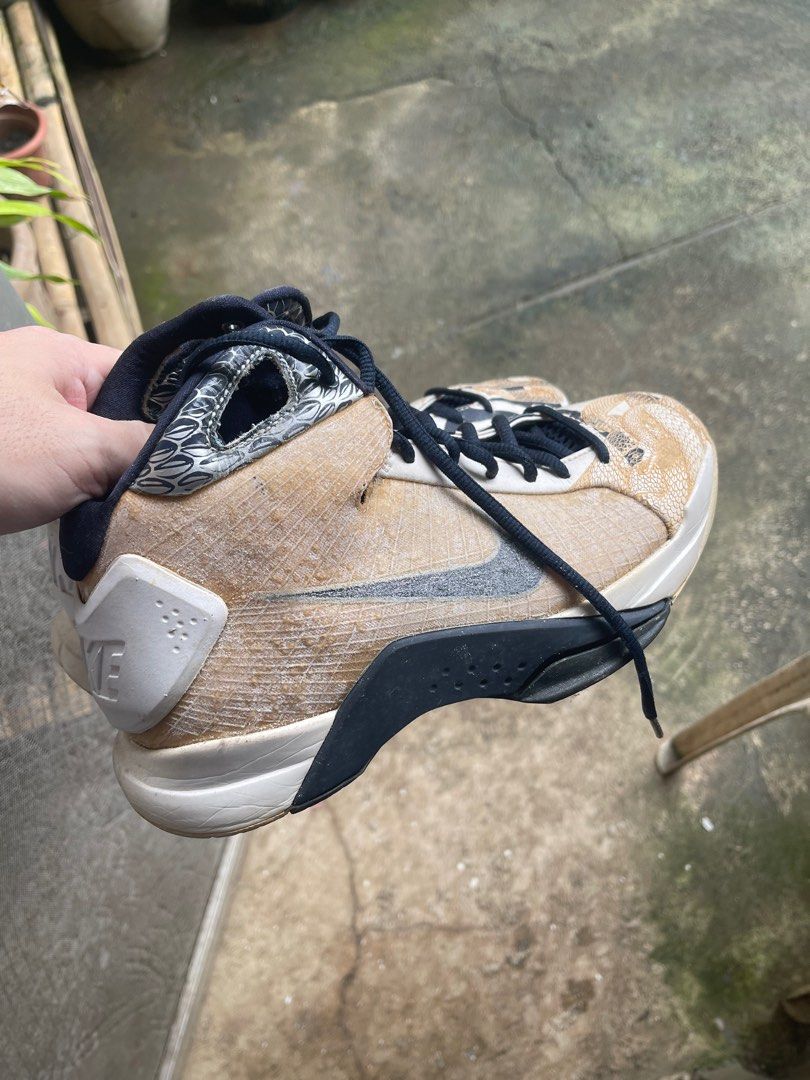 Nike Kobe Hyperdunk (Category: Sneakers) located in Tangub. Submitted by aaron2408 (Listing ID 1324237034, Image 2). Description: Nike Kobe Hyperdunk - size 7.5 - Issue tingnan mo nalang sa photo - Wear at your own risk - MOP : Gcash - Buyer shoulder the shipping fee.