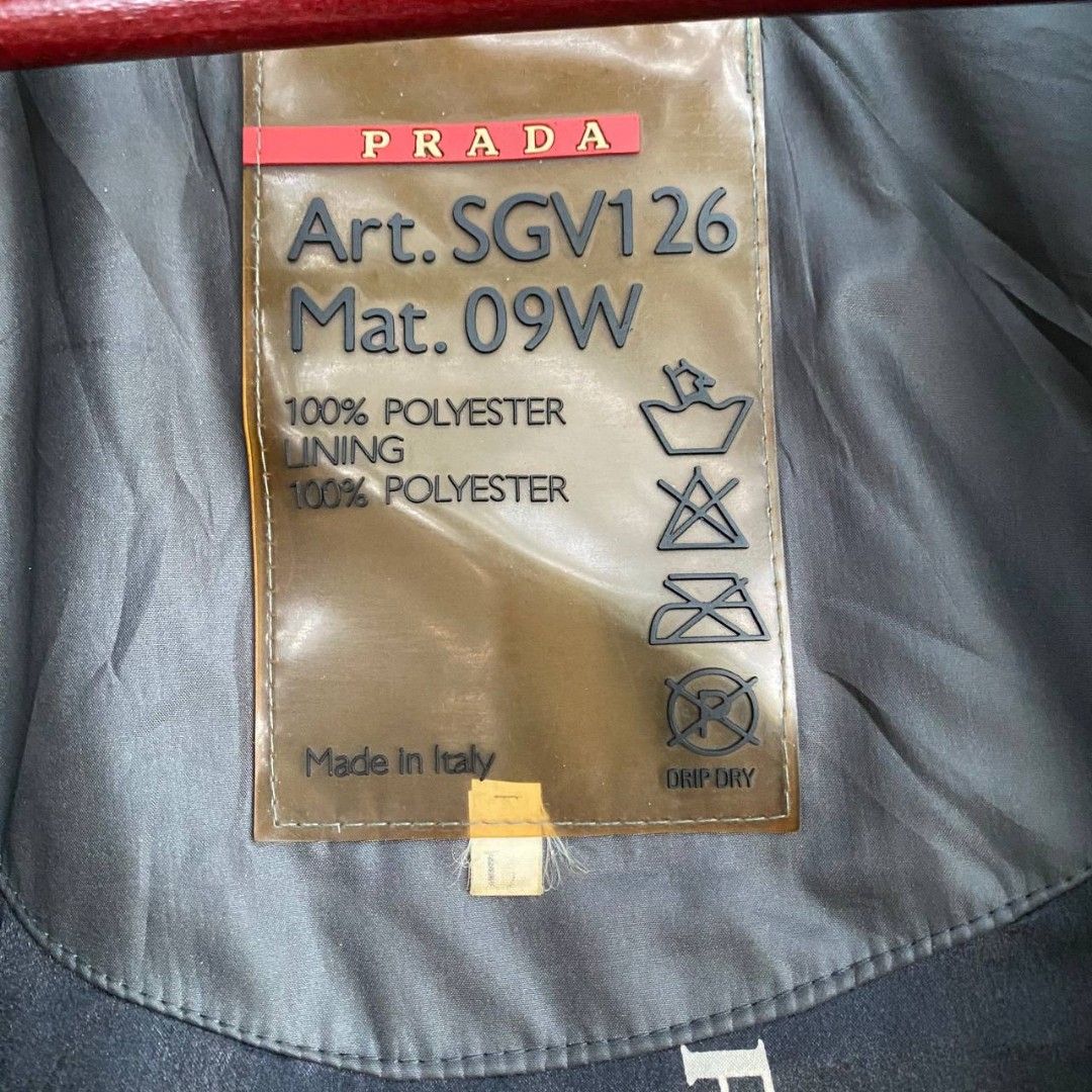 Prada jacket (Category: Hoodies) located in Kuala Lumpur. Submitted by nerdddddddddd (Listing ID 1324320207, Image 3). Description: Pit 26 Labuh 30.5.