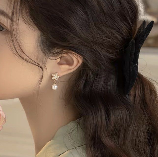PRE ORDER Stud Clip on S925 Silver Needle Pearl Earrings Korean Fashion Girl Pearl Ear Stud Temperament Woman Stud Earring Sweet New Style Pink Rhinestone Flower Trendy Super Fairy Temperament Pearl F...