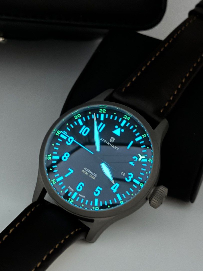 Steinhart Nav B Uhr 44 Dual Time Titanium