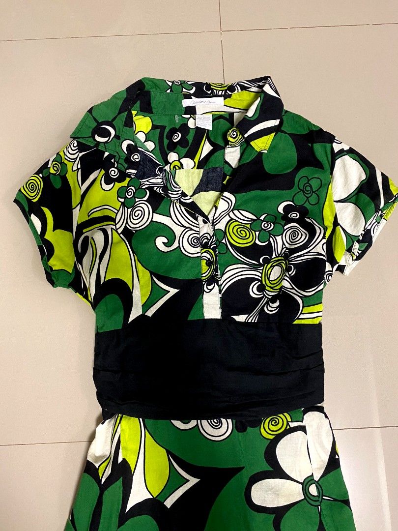 y2k green graphic print office top (Category: Blouses) located in Tarlac. Submitted by anik2k (Listing ID 1324288169, Image 2). Description: tag says L but can fit s-l ties at the back with a long ribbon.