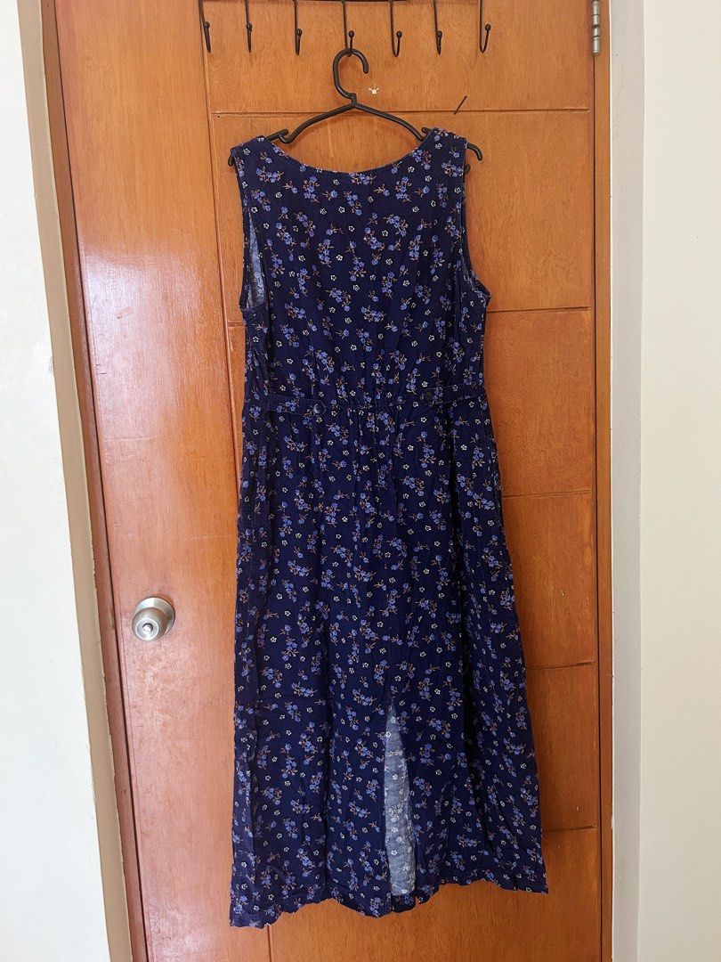 90s Maxi Long Dress Flower Print (Category: Dresses) located in Pasig City. Submitted by kooksmcgee (Listing ID 1324377338, Image 1). Description: Fave, I usually wear this on top of a shirt. RFS: Refreshing my wardrobe Fits well for midsize like me (size 30 waist, 5’5 height) Can give discount if taking 3 or more items on my listings Payment via GCash / BDO Shipping should be shouldered by buyer. lalamove / J& T.
