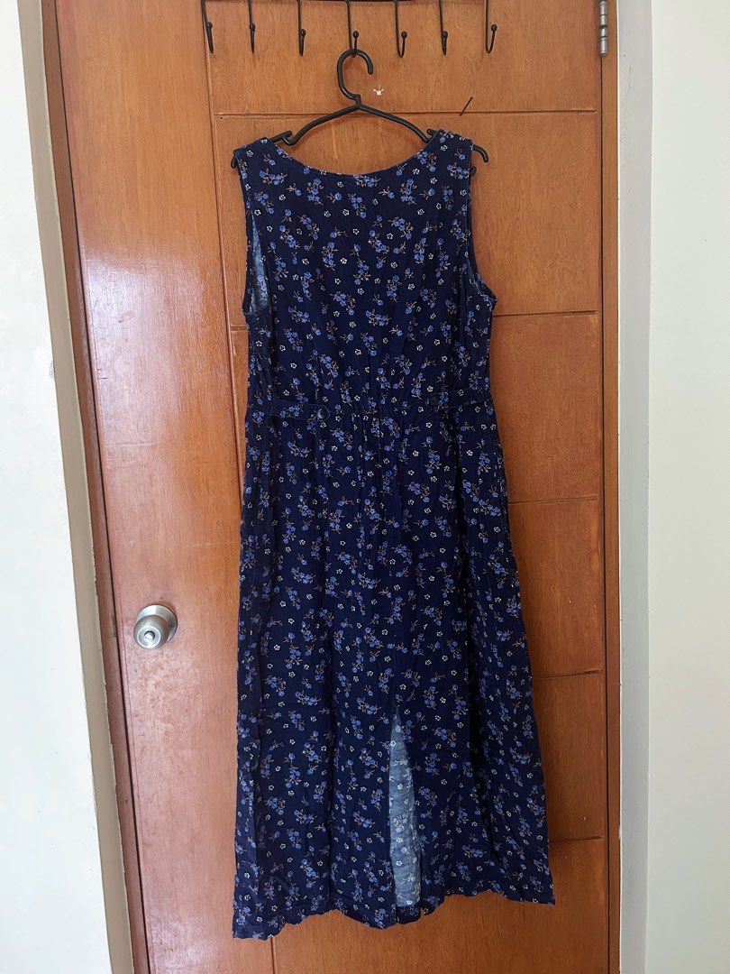 90s Maxi Long Dress Flower Print (Category: Dresses) located in Pasig City. Submitted by kooksmcgee (Listing ID 1324377338, Image 2). Description: Fave, I usually wear this on top of a shirt. RFS: Refreshing my wardrobe Fits well for midsize like me (size 30 waist, 5’5 height) Can give discount if taking 3 or more items on my listings Payment via GCash / BDO Shipping should be shouldered by buyer. lalamove / J& T.