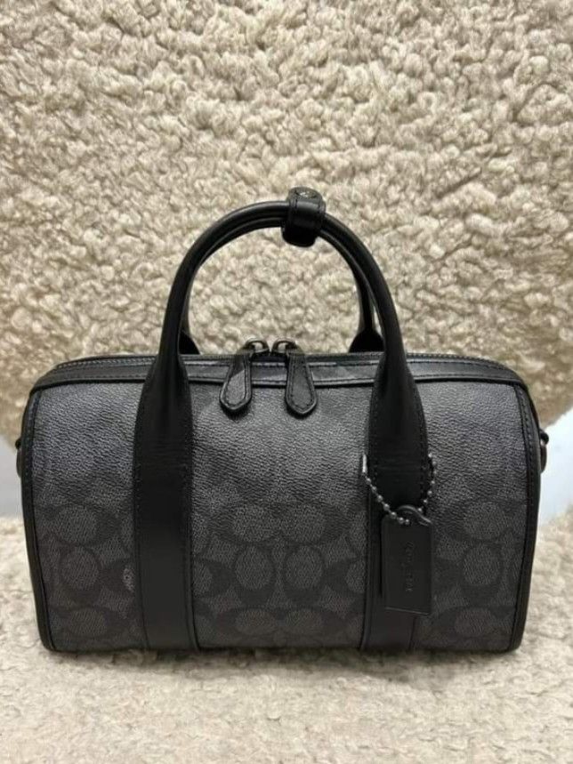 🇺🇸 Authentic Coach Gotham Crossbody bag (Category: Luxury Bags & Wallets) located in Santa Cruz. Submitted by Authentic_Branded_Bags (Listing ID 1324455293, Image 1). Description: .