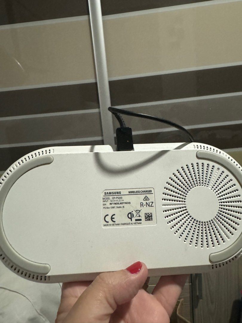 💯 Authentic Wireless Charger Duo (Category: Samsung) located in Cavite. Submitted by mcbfave (Listing ID 1324475974, Image 3). Description: sf c/o buyer (P80 sf via gogo express) compatible with Iphones and androids phones and their accessorires (watch and airpods).