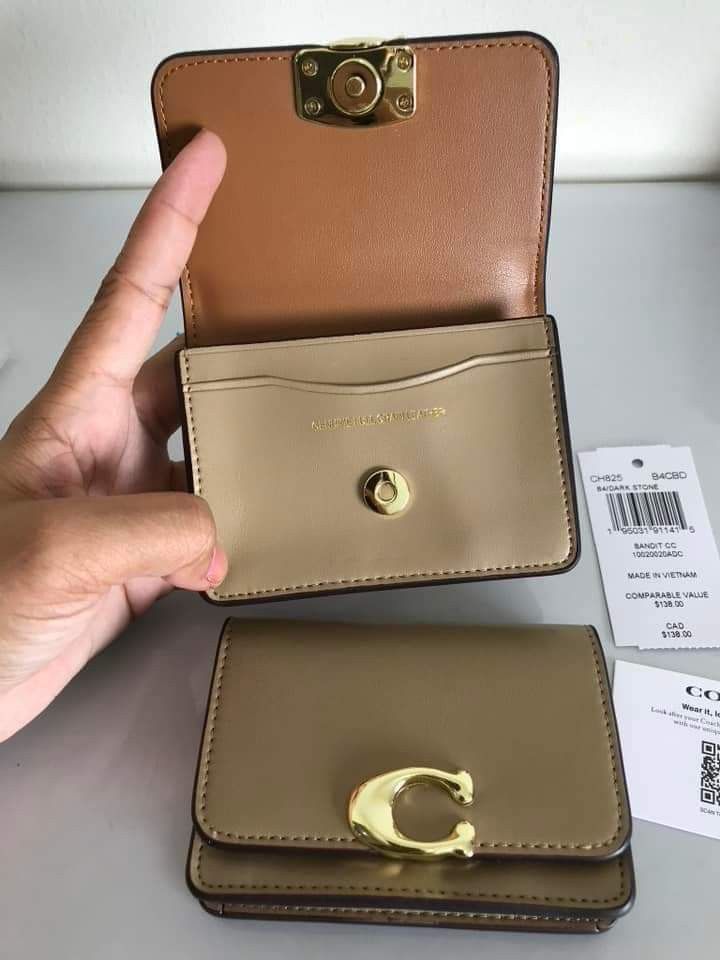 🍀 CCH Bandit Cardcase (Category: Luxury Bags & Wallets) located in Manila. Submitted by shan_kenz (Listing ID 1324432565, Image 3). Description: 🍀 CCH Bandit Cardcase ▪️10.5*7.5cm*1.5cm 💰P1,100 ▪️Actual photo ▪️Plus SF.