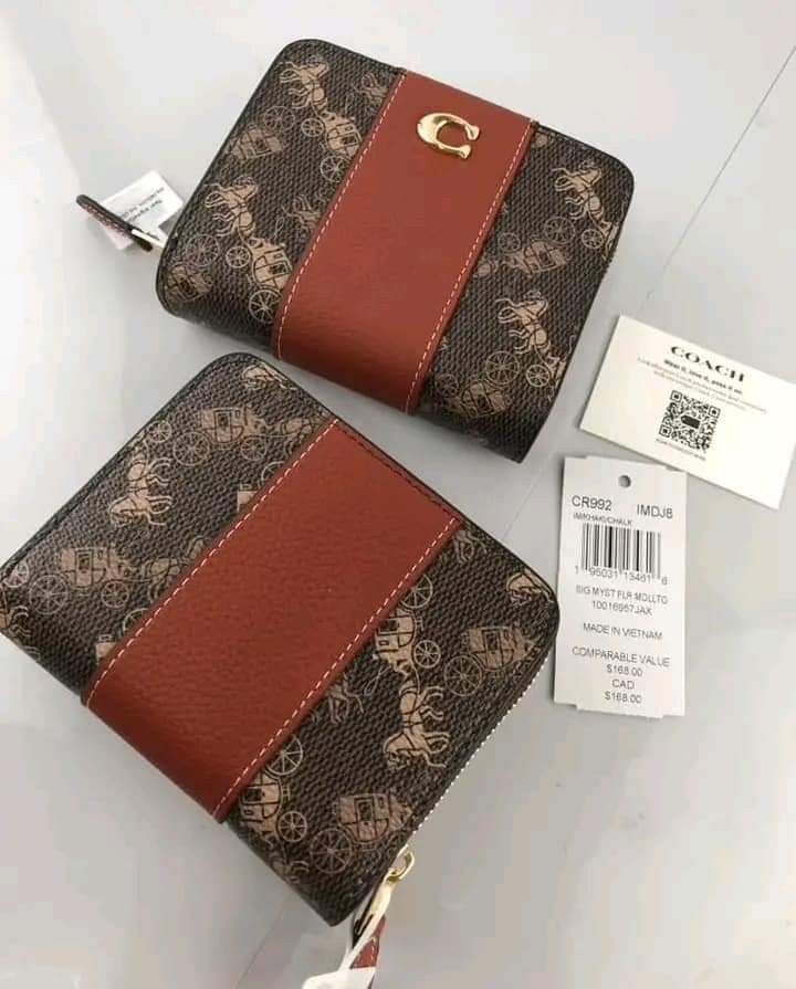 🍀 CCH Snap wallet (Category: Luxury Bags & Wallets) located in Manila. Submitted by shan_kenz (Listing ID 1324410251, Image 3). Description: 🍀 CCH Snap wallet ▪️41/2 xL 31/2 xH 1 D 💰 P1,100 ▪️Actual photo ▪️Plus SF.