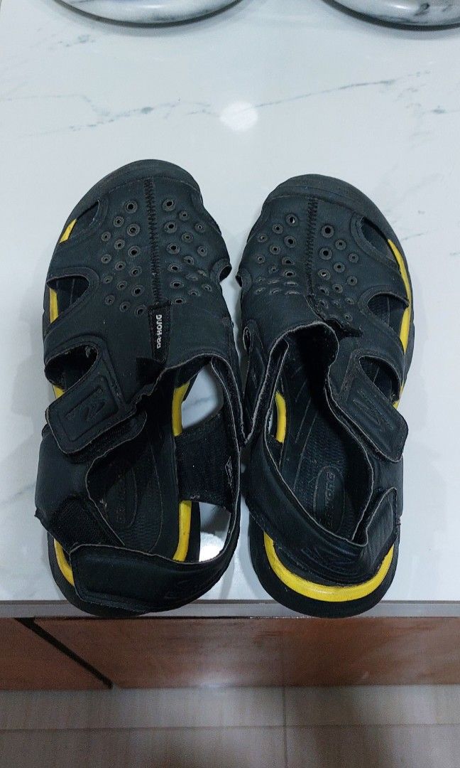 DR. Kong (Category: Slippers & Slides) located in Manila. Submitted by simple_ideas (Listing ID 1324489659, Image 3). Description: Dr. Kong original in mint condition. kayo na lang po maglinis. nakaliitan ng anak ko. maayos pa po sya. see image for size reference..