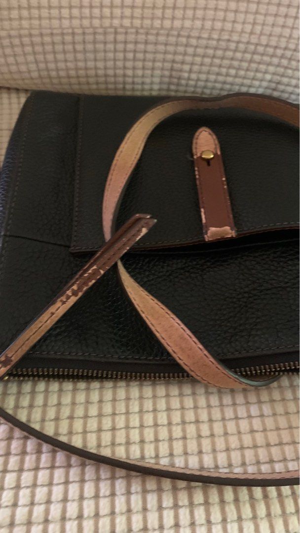 Fossil Bag, Gemma (Category: Cross-body Bags) located in Cagayan de Oro. Submitted by soroha (Listing ID 1324423125, Image 3). Description: Fossil Gemma Cross body bag authentic, Well Used Brown Leather on strap, accentuate is peeling/ peeled. see pics Inner linings good and Black Leather excellent. .