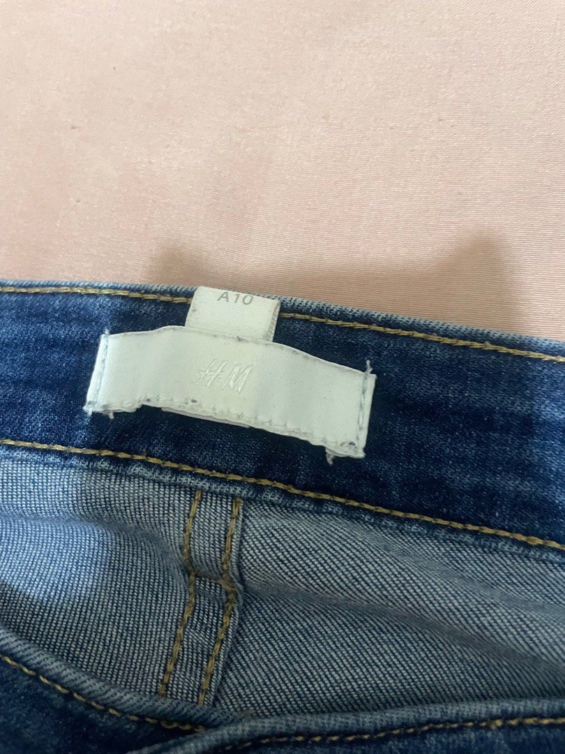 H&M Skinny Jeans (Category: Jeans) located in Cainta. Submitted by jebo17 (Listing ID 1324379141, Image 2). Description: Stretchy fabric. In great condition, used few times only. RFS: decluttering .