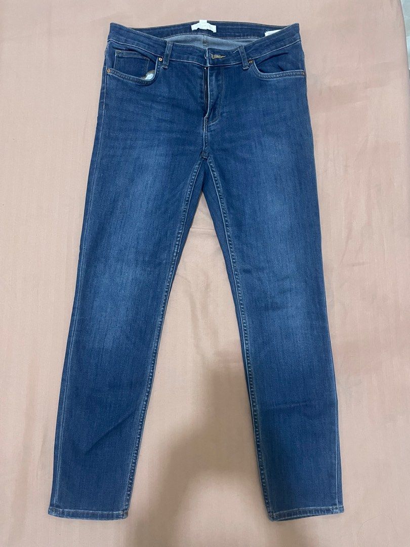H&M Skinny Jeans (Category: Jeans) located in Cainta. Submitted by jebo17 (Listing ID 1324379141, Image 1). Description: Stretchy fabric. In great condition, used few times only. RFS: decluttering .