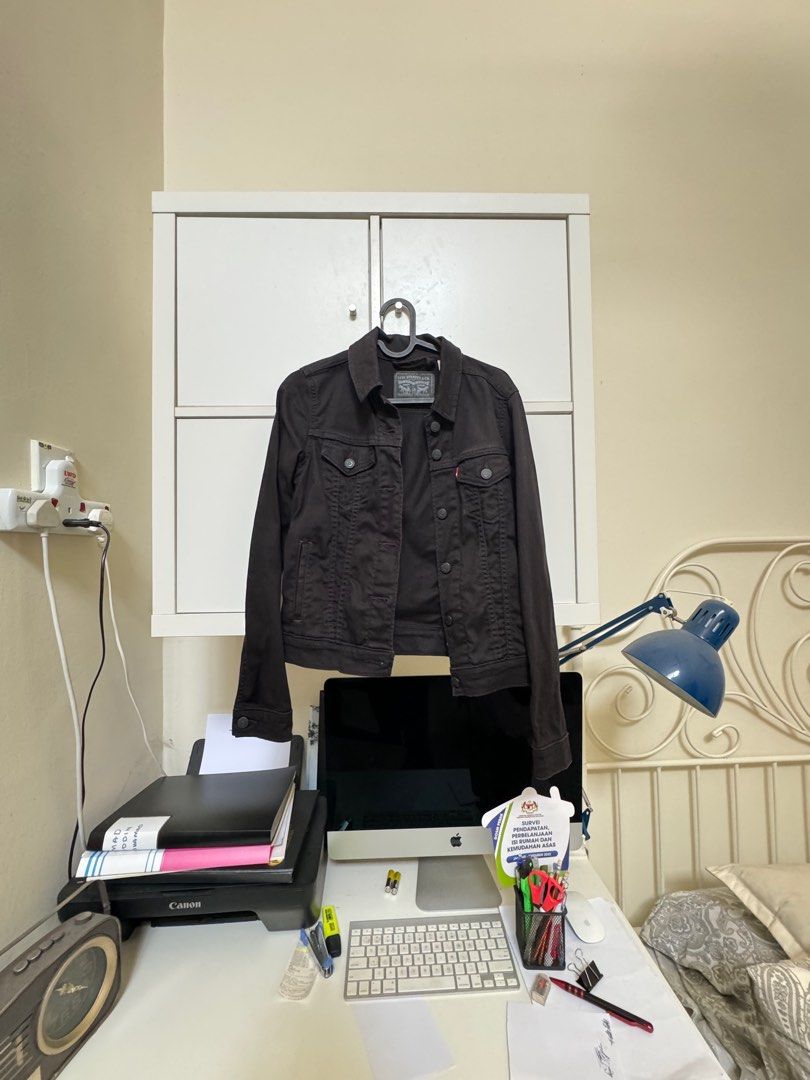 Jacket Levis (Category: Coats, Jackets and Outerwear) located in Tronoh. Submitted by sigadisrara (Listing ID 1324441190, Image 2). Description: Jacket brand levis to let go nk jual sebab jarang pakai warna hitam saize xs .