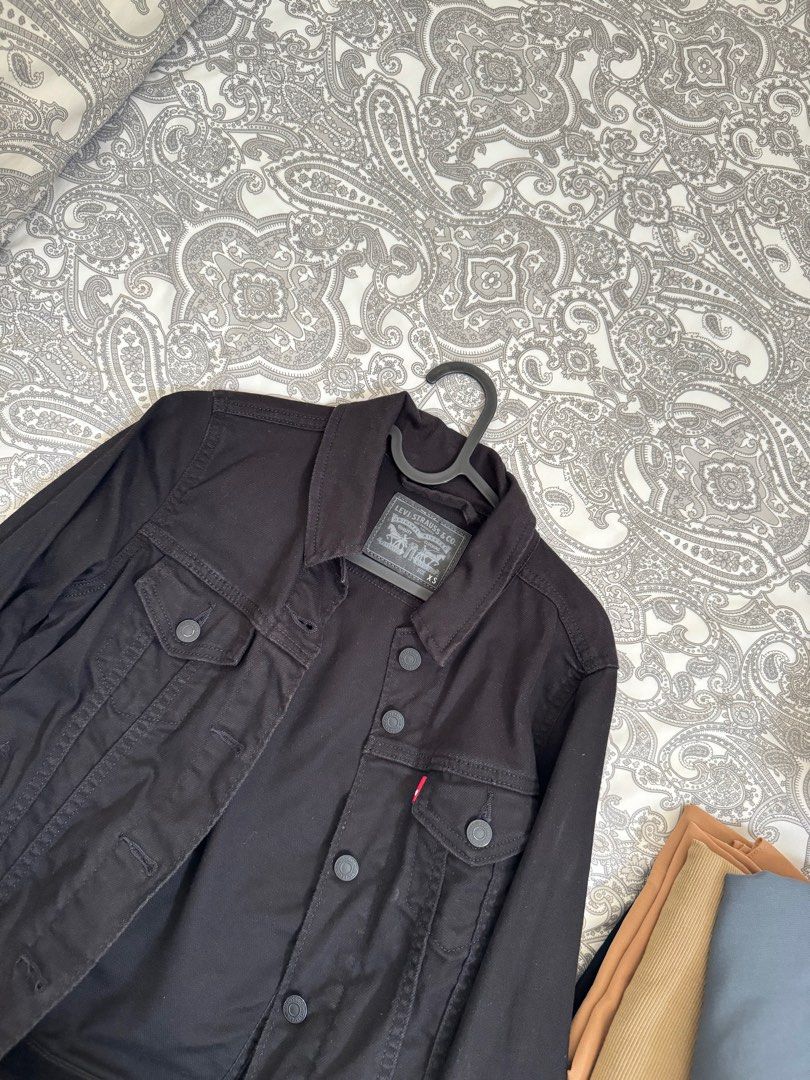 Jacket Levis (Category: Coats, Jackets and Outerwear) located in Tronoh. Submitted by sigadisrara (Listing ID 1324441190, Image 3). Description: Jacket brand levis to let go nk jual sebab jarang pakai warna hitam saize xs .