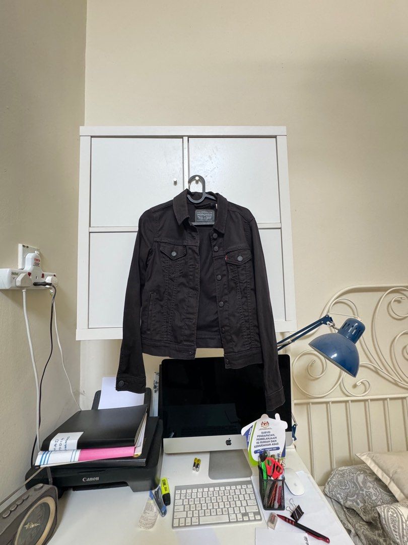 Jacket Levis (Category: Coats, Jackets and Outerwear) located in Tronoh. Submitted by sigadisrara (Listing ID 1324441190, Image 1). Description: Jacket brand levis to let go nk jual sebab jarang pakai warna hitam saize xs .
