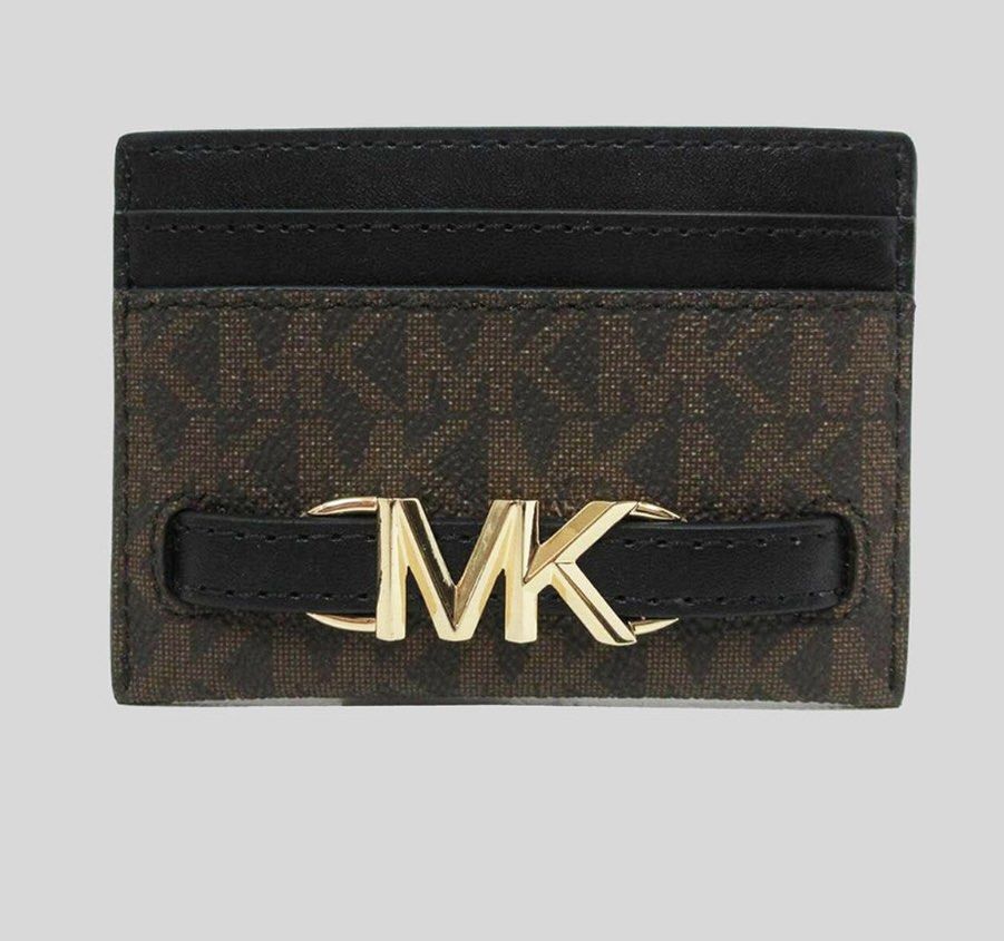 Michael Kors Reed Card Holder Wallet (Category: Luxury Bags & Wallets) located in Del Monte. Submitted by loryelletee (Listing ID 1324511932, Image 1). Description: 💚 Michael kors Reed Card Holder Wallet 💚Brand New with tag 💚100% Authentic 💚Fresh from U.S 💚On Hand 💚Php 1,500 💚● Material Genuine leather, PVC ● Size 4”W X 3”H X 0.2”D ● Product Details 4 card slots Gold Tone hardware ● Packaging Details Product does not comes with official br