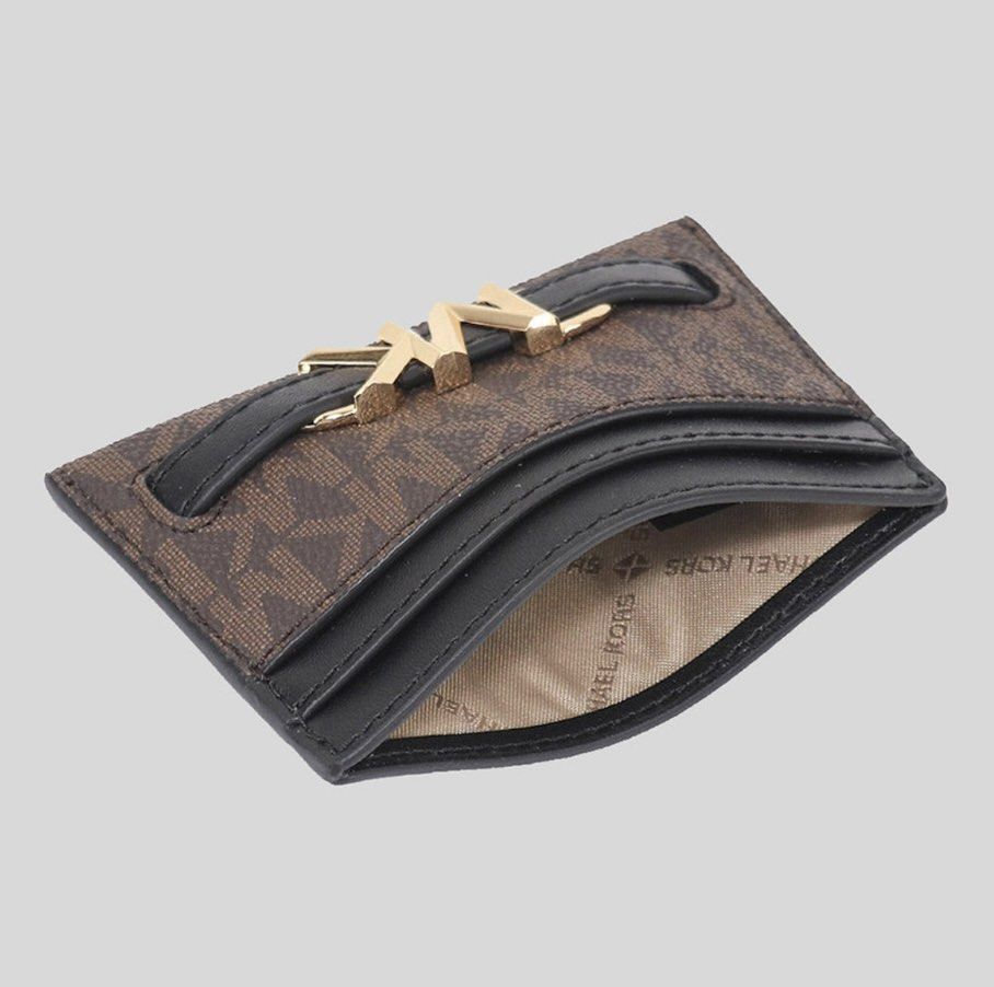 Michael Kors Reed Card Holder Wallet (Category: Luxury Bags & Wallets) located in Del Monte. Submitted by loryelletee (Listing ID 1324511932, Image 2). Description: 💚 Michael kors Reed Card Holder Wallet 💚Brand New with tag 💚100% Authentic 💚Fresh from U.S 💚On Hand 💚Php 1,500 💚● Material Genuine leather, PVC ● Size 4”W X 3”H X 0.2”D ● Product Details 4 card slots Gold Tone hardware ● Packaging Details Product does not comes with official br