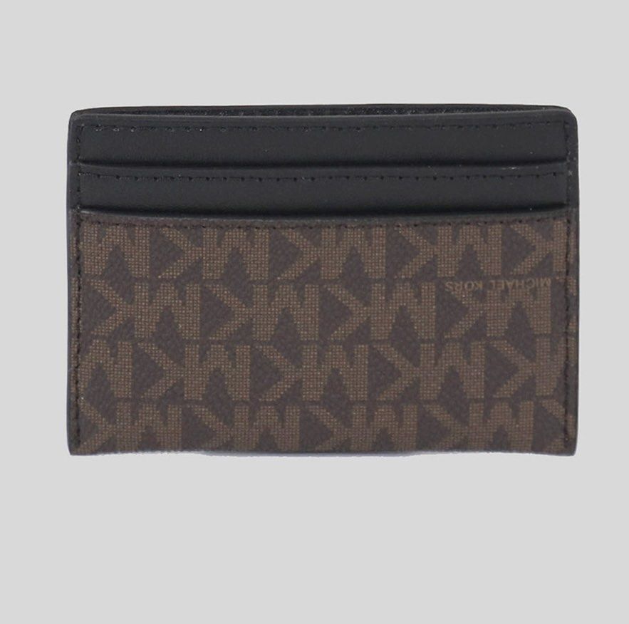 Michael Kors Reed Card Holder Wallet (Category: Luxury Bags & Wallets) located in Del Monte. Submitted by loryelletee (Listing ID 1324511932, Image 3). Description: 💚 Michael kors Reed Card Holder Wallet 💚Brand New with tag 💚100% Authentic 💚Fresh from U.S 💚On Hand 💚Php 1,500 💚● Material Genuine leather, PVC ● Size 4”W X 3”H X 0.2”D ● Product Details 4 card slots Gold Tone hardware ● Packaging Details Product does not comes with official br