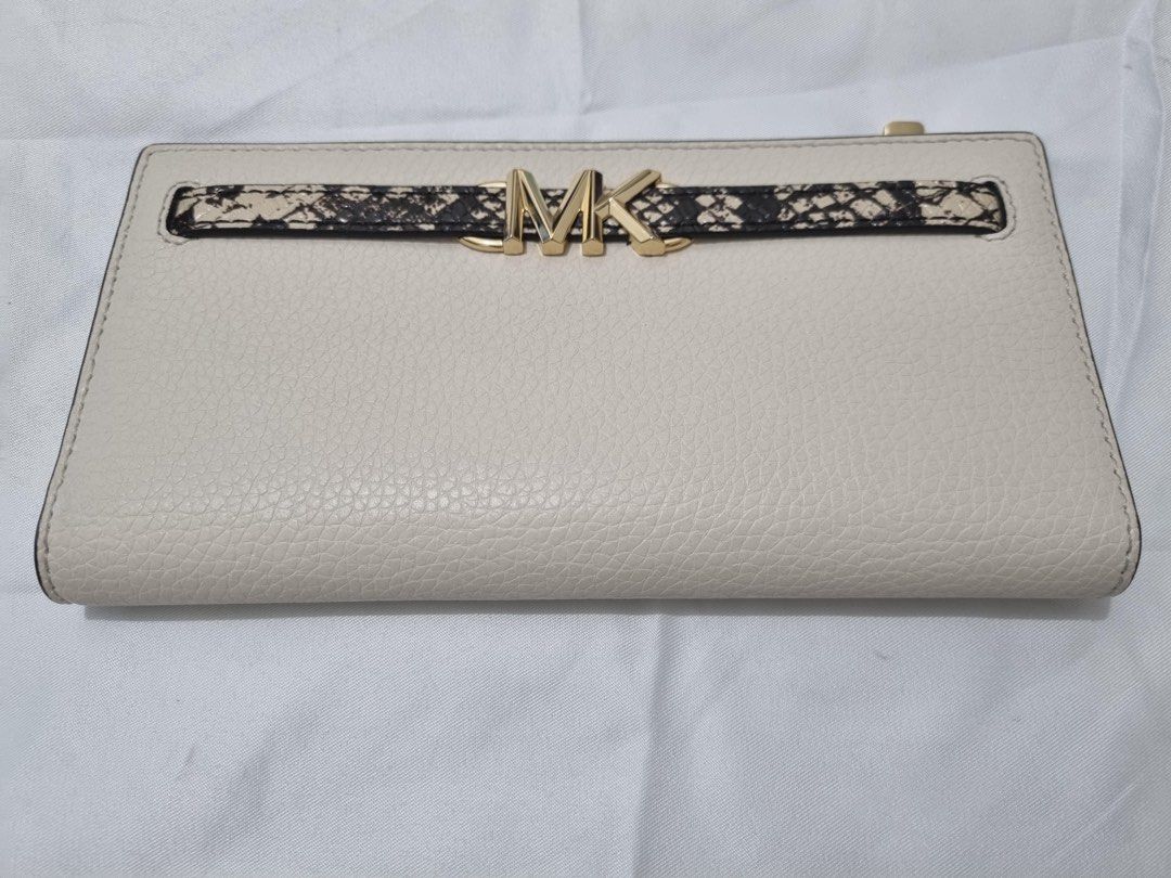 Michael Kors Reed Slim Wallet (Category: Luxury Bags & Wallets) located in Makati City. Submitted by kristinapangan (Listing ID 1324402614, Image 1). Description: Pre ❣️ 💯 Original 🛍️MK Reed Slim Wallet Cream ✨Excellent Condition Crafted from timeless pebbled leather, the Reed wallet is a sophisticated essential. Boasting a bevy of slip pockets and compartments, it features a smart snap closure, polished belted detailing and our high-shine “MK”