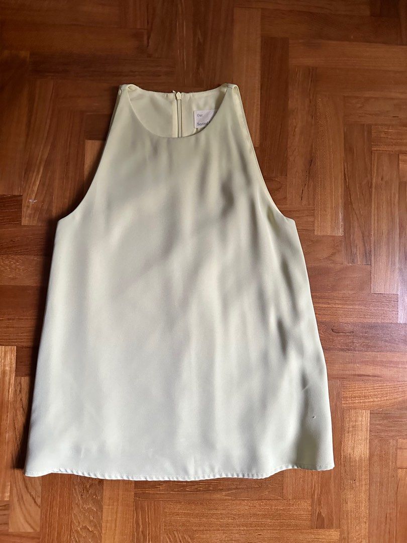 OSN Basic Top (Category: Sleeveless) located in Singapore. Submitted by hohelo (Listing ID 1324473620, Image 1). Description: Pastel yellow coloured.