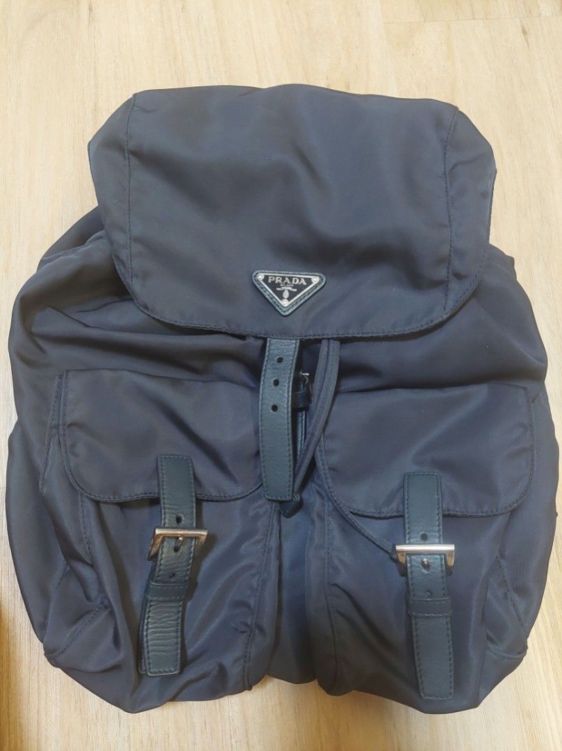 Prada Backpack （分類：手袋及銀包）位於 Hong Kong。 由 puiki20 提交（商品編號 1324544733，圖片 1）。簡介： 正品，藍色，冇任何磨損，極新凈，大size ，30×15×32cm，一直閒置，只用過幾次，有塵袋冇咭，。
