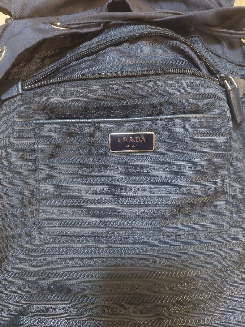 Prada Backpack （分類：手袋及銀包）位於 Hong Kong。 由 puiki20 提交（商品編號 1324544733，圖片 2）。簡介： 正品，藍色，冇任何磨損，極新凈，大size ，30×15×32cm，一直閒置，只用過幾次，有塵袋冇咭，。