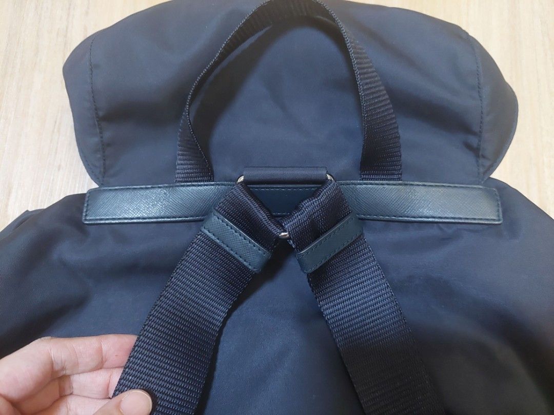 Prada Backpack （分類：手袋及銀包）位於 Hong Kong。 由 puiki20 提交（商品編號 1324544733，圖片 3）。簡介： 正品，藍色，冇任何磨損，極新凈，大size ，30×15×32cm，一直閒置，只用過幾次，有塵袋冇咭，。