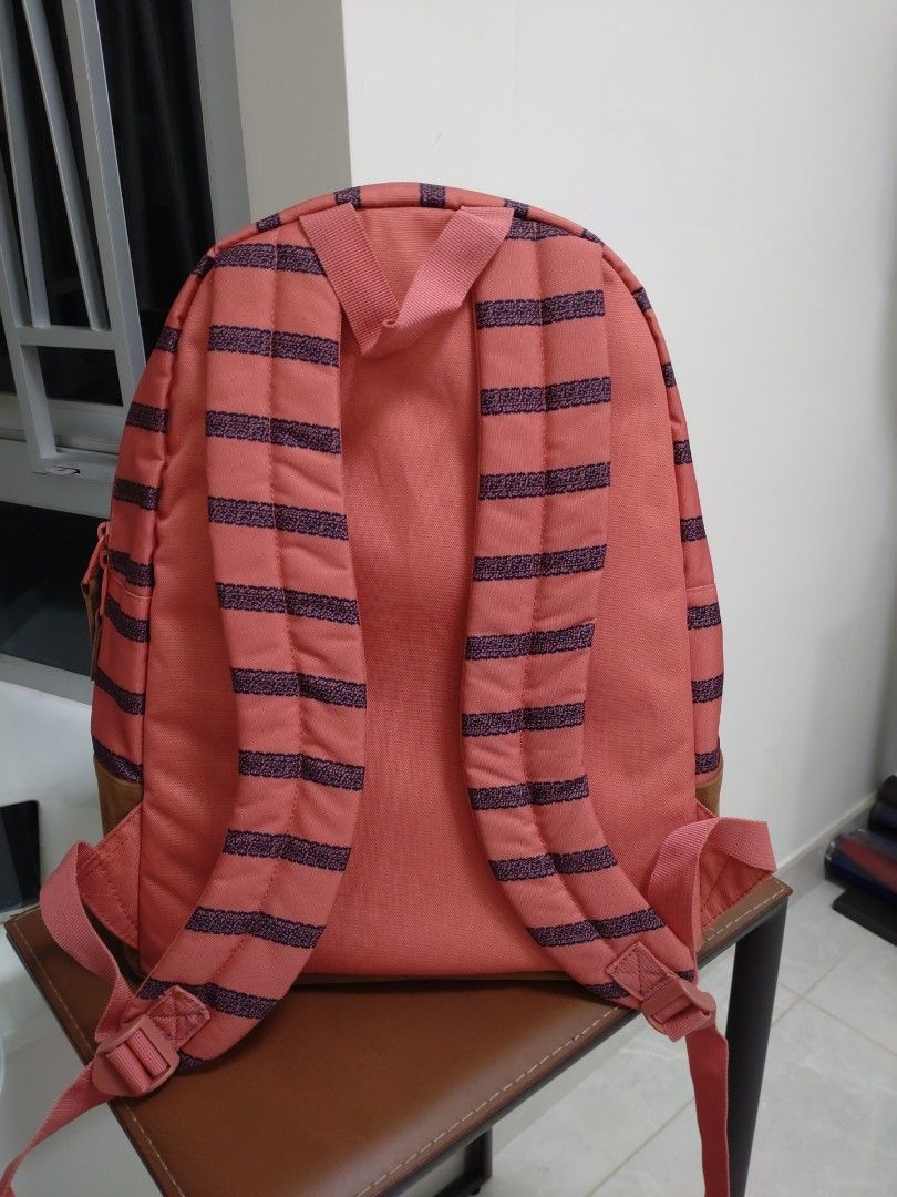 Roxy backpack （分類：背囊）位於 Hong Kong。 由 yltracy 提交（商品編號 1324482796，圖片 3）。簡介： 。