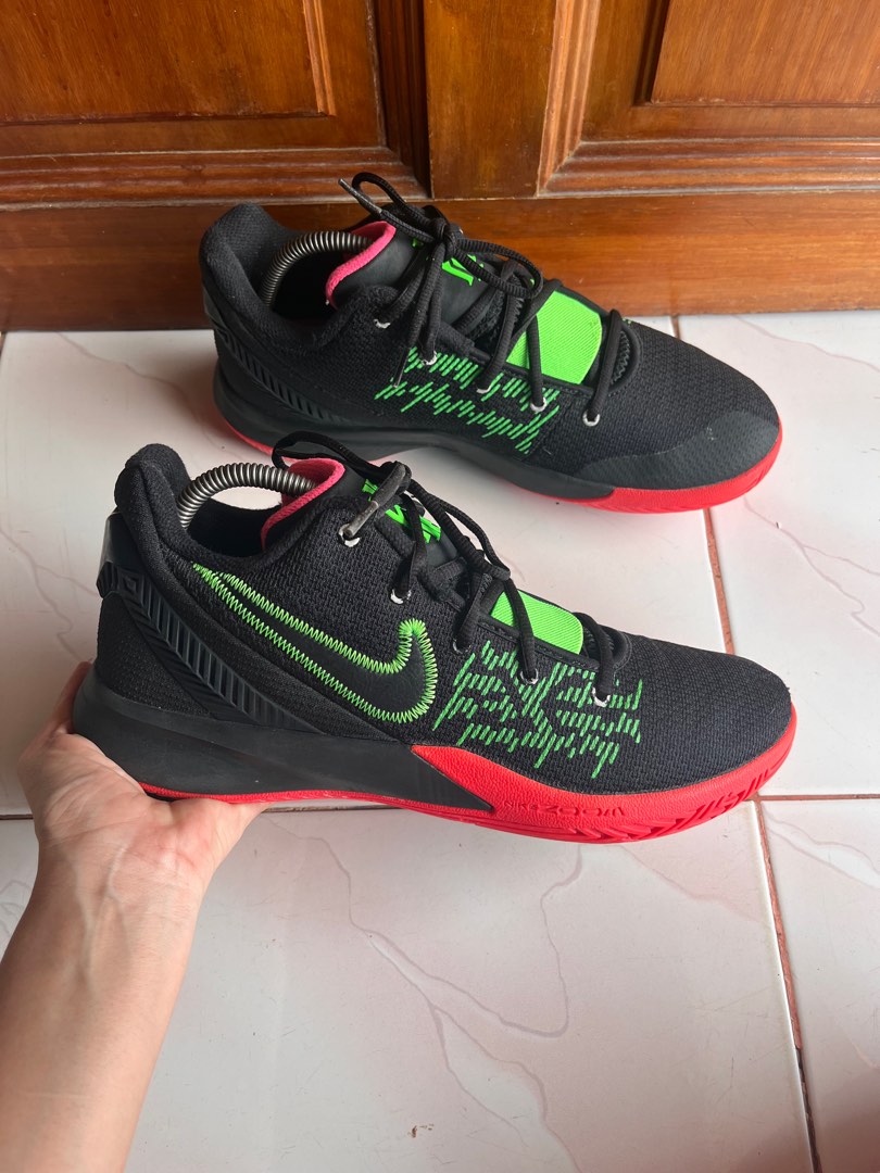 sepatu nike kyrie low, Fesyen Pria, Sepatu Sneakers di Carousell - Main Image