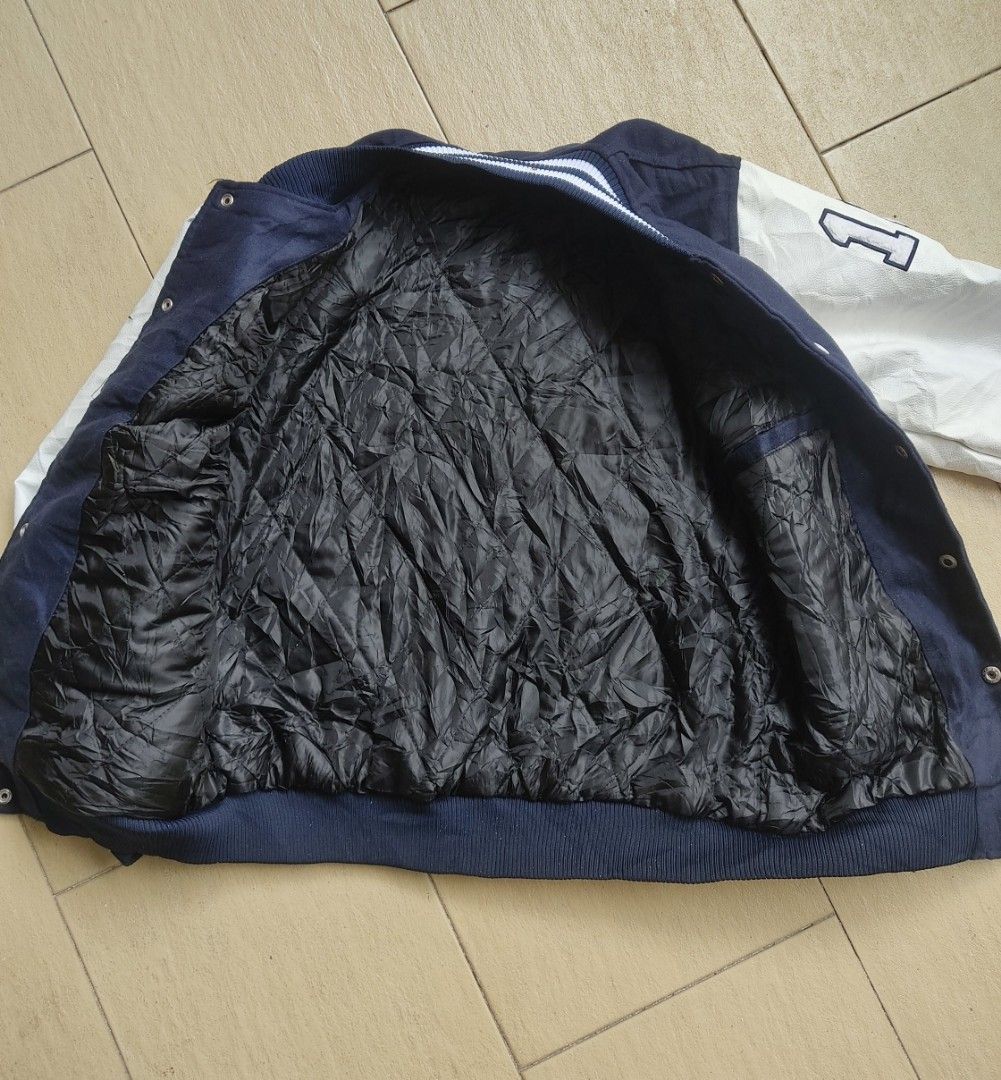Varsity jacket (Category: Coats, Jackets and Outerwear) located in Sungai Petani. Submitted by brande_store (Listing ID 1324413780, Image 3). Description: ✅AVAILABLE✅ •varsity jacket • Pit 22/Labuh 28 • Condition 9.7/10 padu 🔥🔥 rujuk gambar • Postage RM7 semenanjung / SS RM 12/ DFOD ✅Follow my marketplace fb ✅Follow my corousell #thrit #bundlemalaysia #bundlemalaysia #nikemalaysia #nikeair #nikeswoosh #nikegallery #nikeworld #nikeworldwide #nik